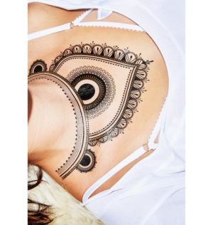 Quinceanera image of a woman with a henna tattoo on her stomach at the federal justice cultural center wearing traditional clothing.
