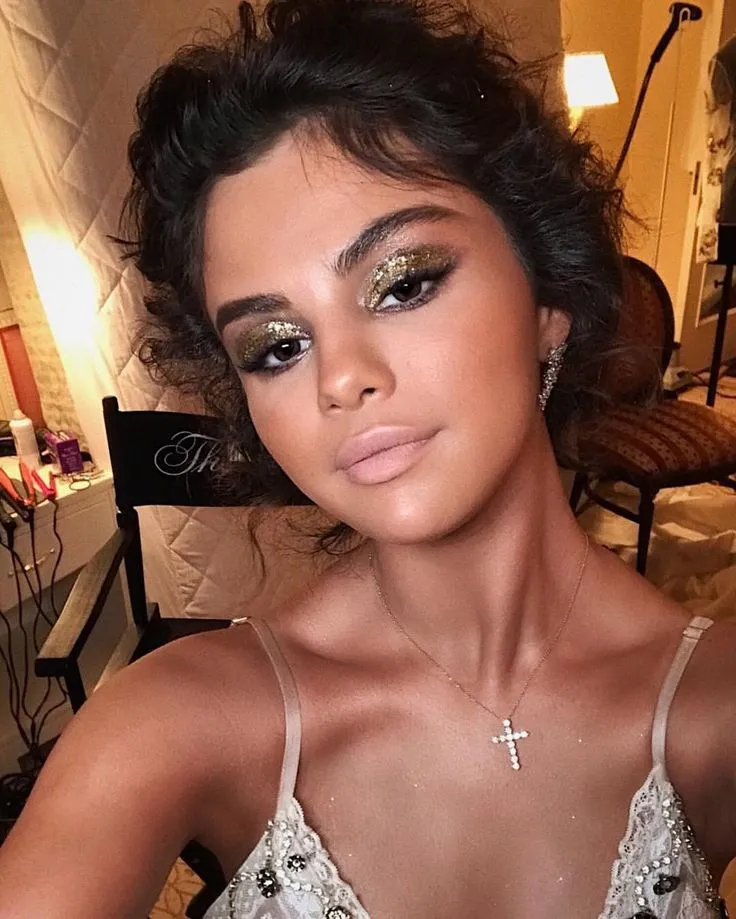 maquillaje de ojos con brillo de Selena