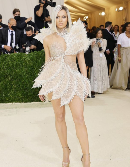 Quinceanera: Hailee Steinfeld, a woman in a white dress with feathers on it at the Met Gala 2021