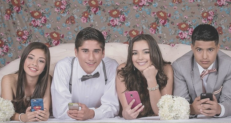 teens_holding_phones