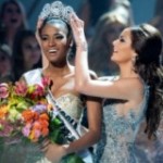 Leila Lopes recibiendo la corona de Miss Universo