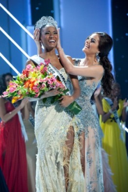 Momento final de coronación de Miss Universo 2011