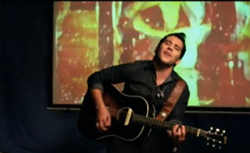 Gustavo_Galindo_plays_guitar