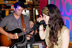 Gustavo_Galindo_con_Ximena_Sari&ntilde;ana