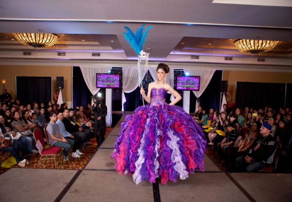 Vestido morado de Raul Corona