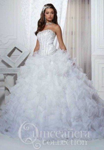 A woman wearing a white Quincea&ntilde;era gown