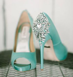 Pair of teal Quinceañera shoes, high heels with a jewel broochet