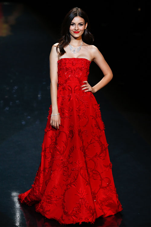 Victoria Justice en un vestido de Oscar De La Renta. (vía: stealherstyle.net)