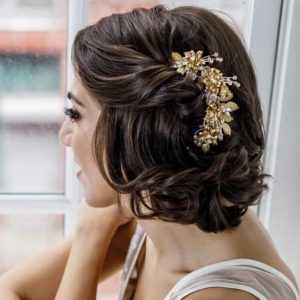 Quinceanera hairstyle with a woman wearing a flower in her short hair