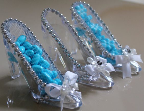 Decoración de 15 años estilo cenicienta Slipper, un primer plano de un par de zapatos en una mesa