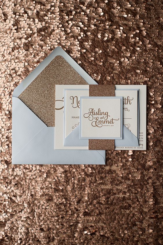 Quinceanera invitation with a glitter envelope featuring the soil Font