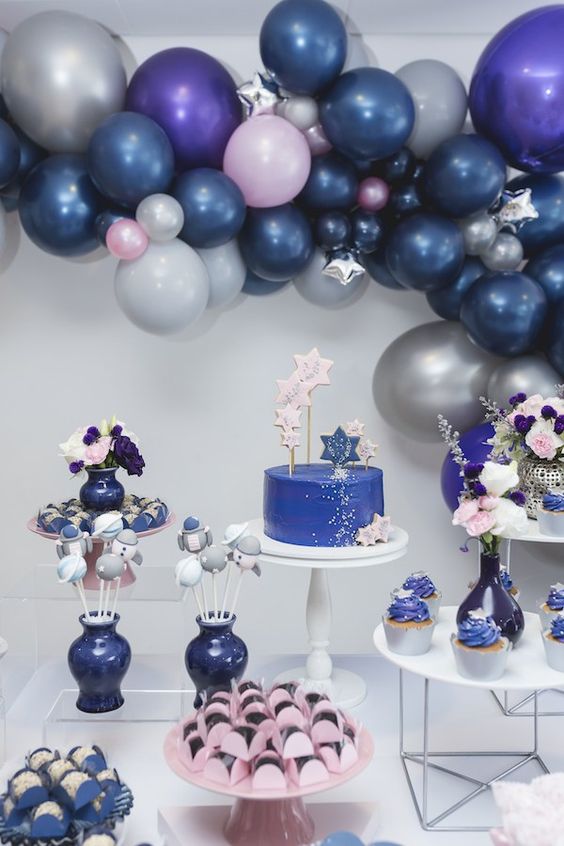Quinceanera image: ideias de tema para aniversário de 15 anos Balloon, a table with a cake