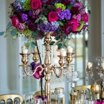 Centros de mesa grande para Quinceanera, a table topped with a tall vase filled with flowers