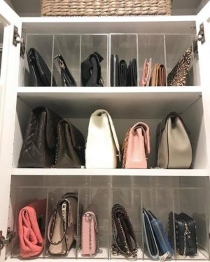 A closet filled with lots of Quinceanera purses and handbags. Ideas para organizar bolsas de mano.