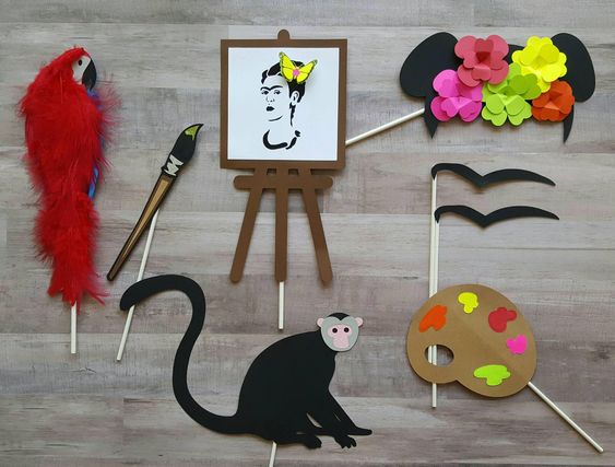 A picture of a cat and a painting on a table at a Quinceanera art table.