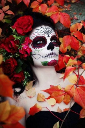 Akashi Hon Sanshirokan Calavera, a woman with a sugar skull make up and flowers in her hair, in a Quinceanera theme.