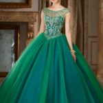 Esmeralda con vestidos verde de xv años Quinceañera dresses, a woman in a green ball gown posing for a picture