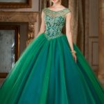 Esmeralda con vestidos verde de xv años Quinceañera dresses, a woman in a green ball gown posing for a picture