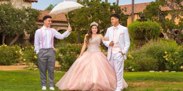 quinceanera_and_chambelanes-min