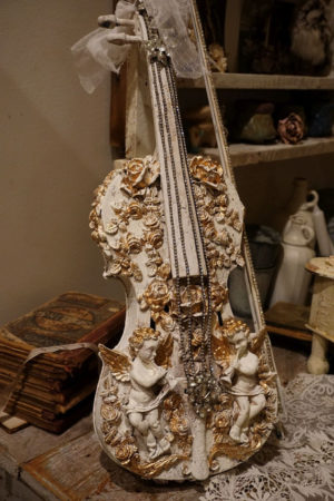 A sculpture of a violin on a table, representing the Quinceanera theme