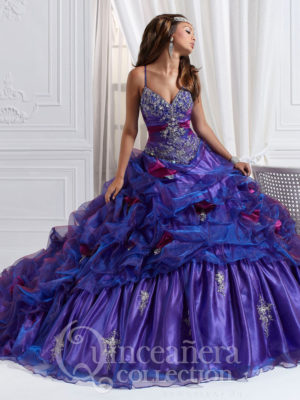 Porcelain muñeca Quinceanera - 16 Quinceañera dresses, a woman in a purple dress posing for a picture