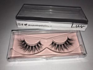 A clear box with a pair of false eyelash mascara for Quinceanera