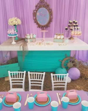 A Quinceanera-themed cake decorating Sugar cake displayed on a table with plates.