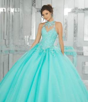 Quinceanera: Jasmine, a woman in a turquoise dress, posing for a picture