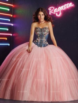 A woman in a denim dress and a pink and blue ball gown, ragazza Quinceañera dresses