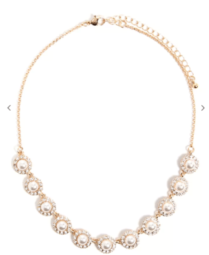 A Quinceanera necklace with pearls and pearls on it