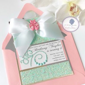 Quinceanera favors: A pink envelope adorned with a white ribbon and a pink bow