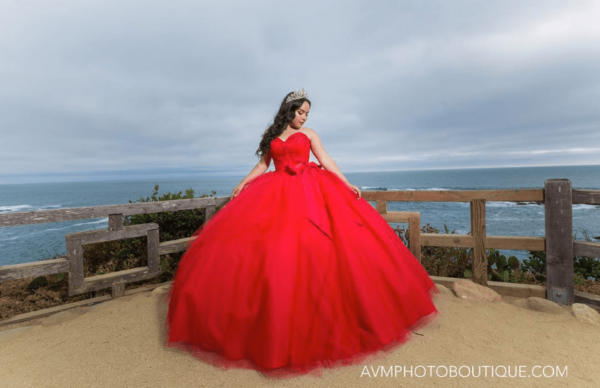 quinceanera_posing_by_the_beach