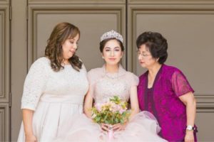 quinceanera_and_guests-min