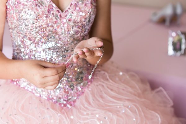 quinceanera_holding_rosary