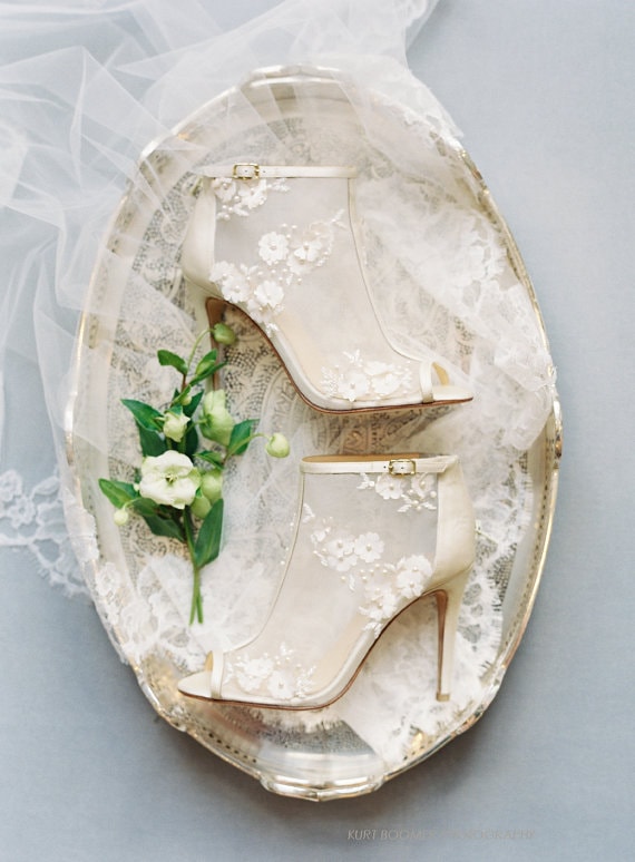 A pair of Quinceanera shoes sitting on top of a plate with the label 'Bella Belle'