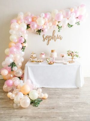 Garland design balloon, a table with balloons and a sign that says Sophia