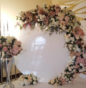 Quinceanera decoracion con flores - Wedding Invitation, a table with flowers and vases on it
