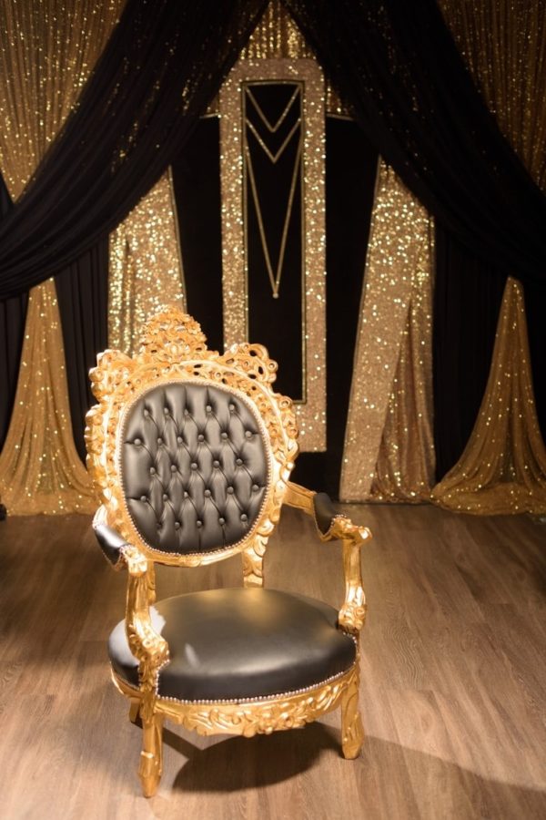 Quinceanera decoracion escenario años 20 Party, a black and gold chair in front of a curtain