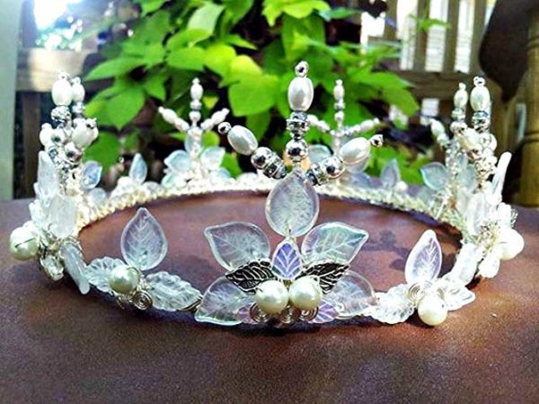 Tiara with leaves and pearls in the design of the Princess Bride tiara
