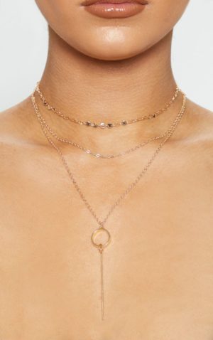 A woman wearing a gold necklace and a choker for her Quinceanera celebration