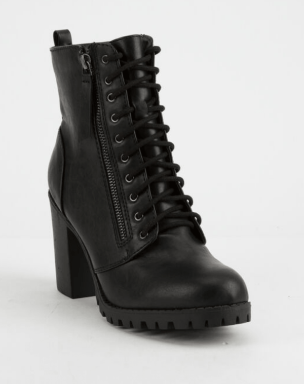 Laced-up-black-boots-with-block-heel