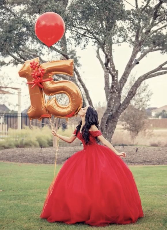 Quinceañera session de fotos with poses for Quinceañera dresses, featuring a woman in a red dress holding a number five balloon