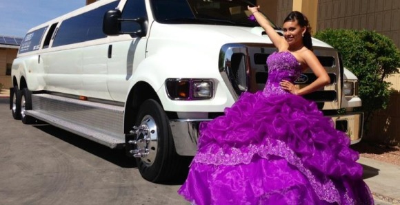 Elite Limos cuenta con una amplia variedad de limos para festejar tus Quince