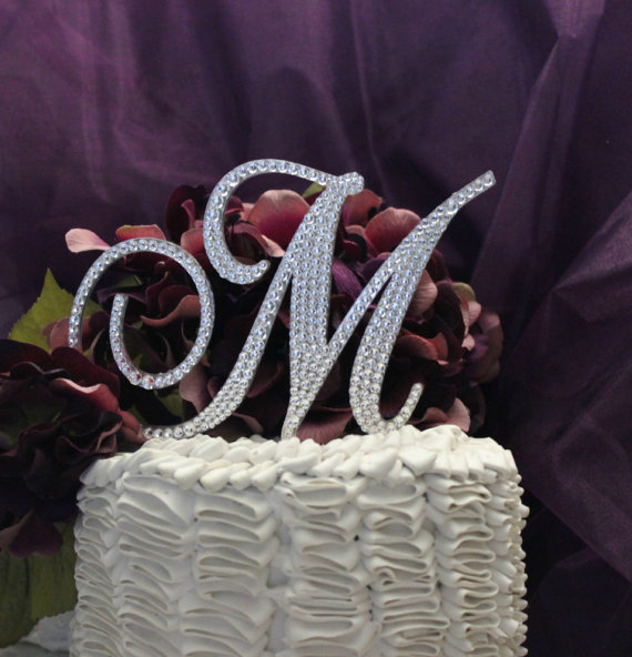 Cake decorating, a Quinceanera cake with the letter m on top of it