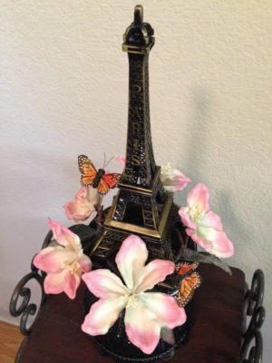 A Quinceanera centrepiece table with a vase filled with flowers