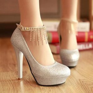 Quinceanera high-heeled shoe with a chain around the ankle