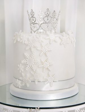 Quinceanera cake, a white Quinceanera cake with a crown on top