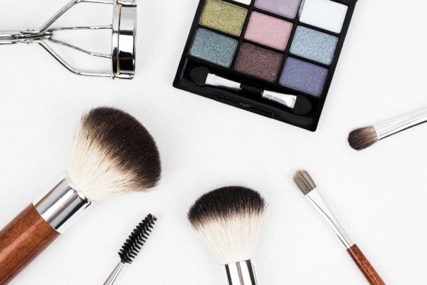 makeup-brush-1761648_1280 (1)