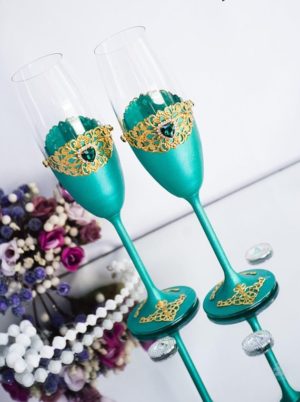 wine glass Quinceañera, a couple of wine glasses sitting on top of a table