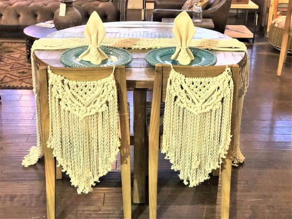 A Quinceañera table with two place settings on it